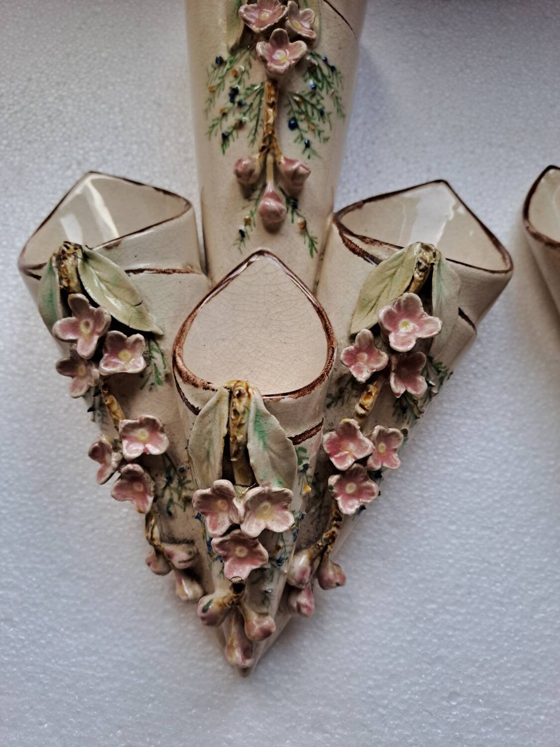 Paire de bouquetiéres en barbotine