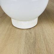 Paire d'appliques globe opaline vintage, plafonniers