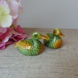 Ensemble salière et poivrière en forme de canards barbotine verts et jaunes vintage
