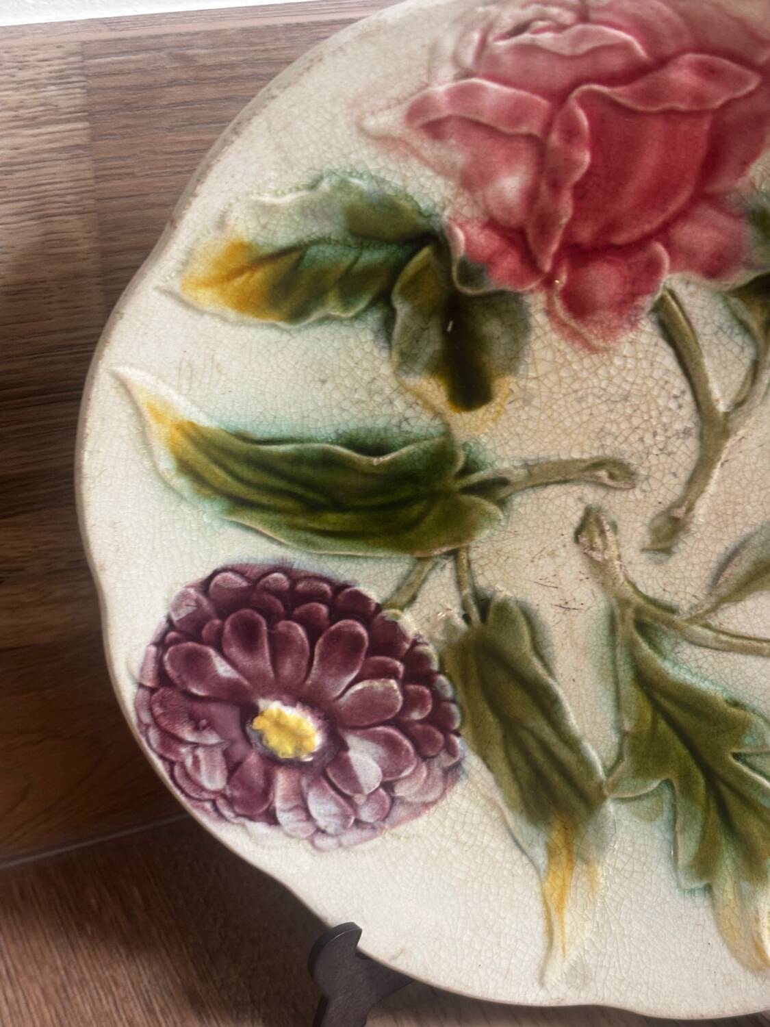 Ancienne assiette barbotine 3 fleurs art déco