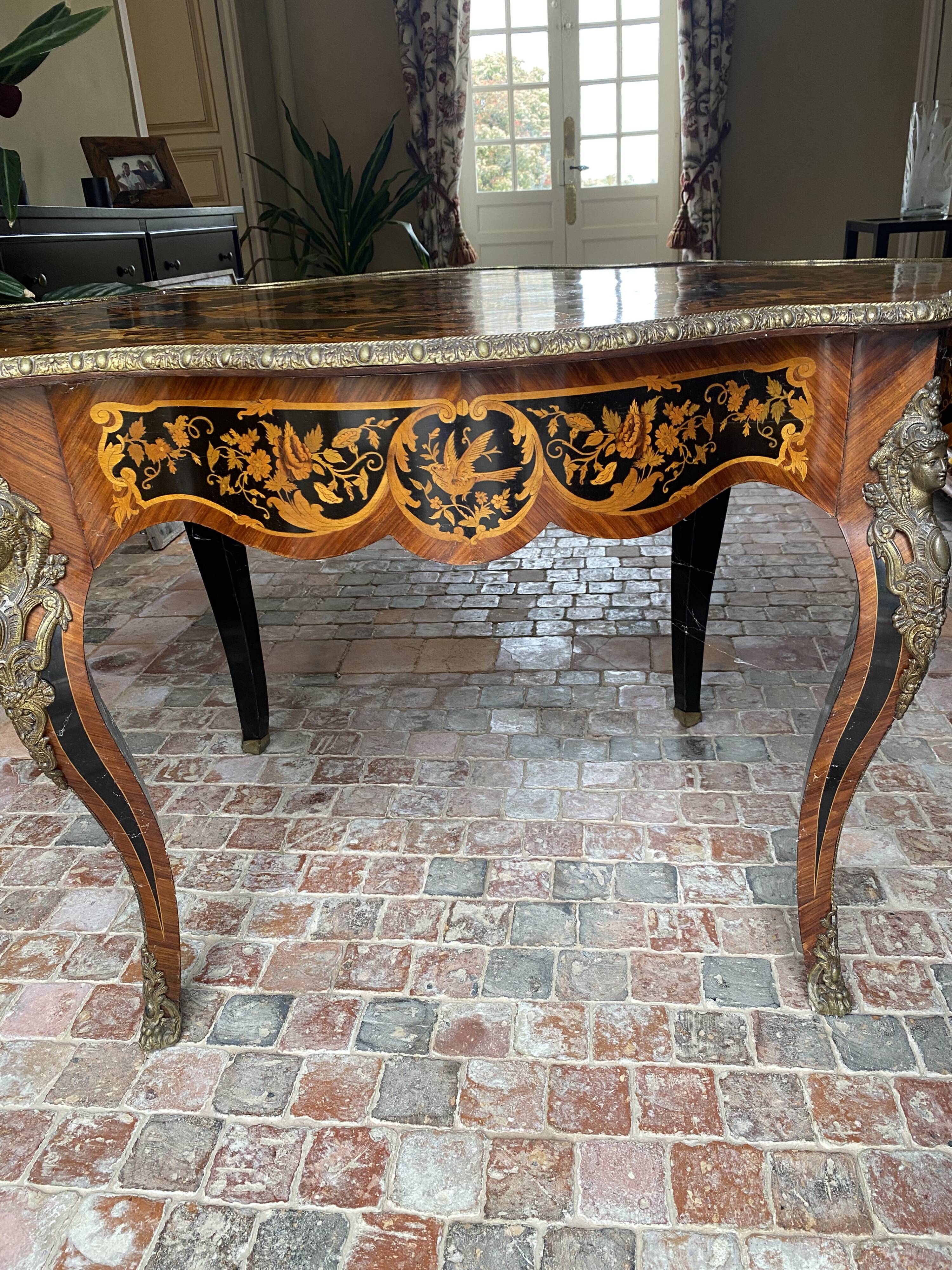 Table française en marqueterie du XIXe siècle
