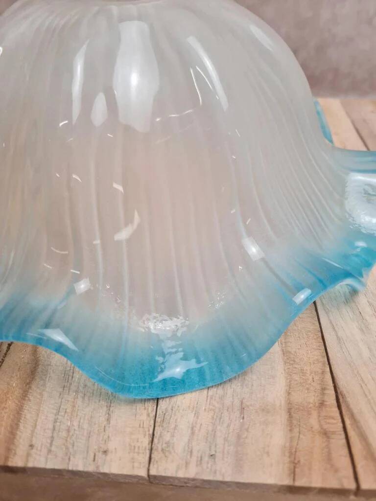 Abat-jour vintage en verre dépoli bord bleu ondulé