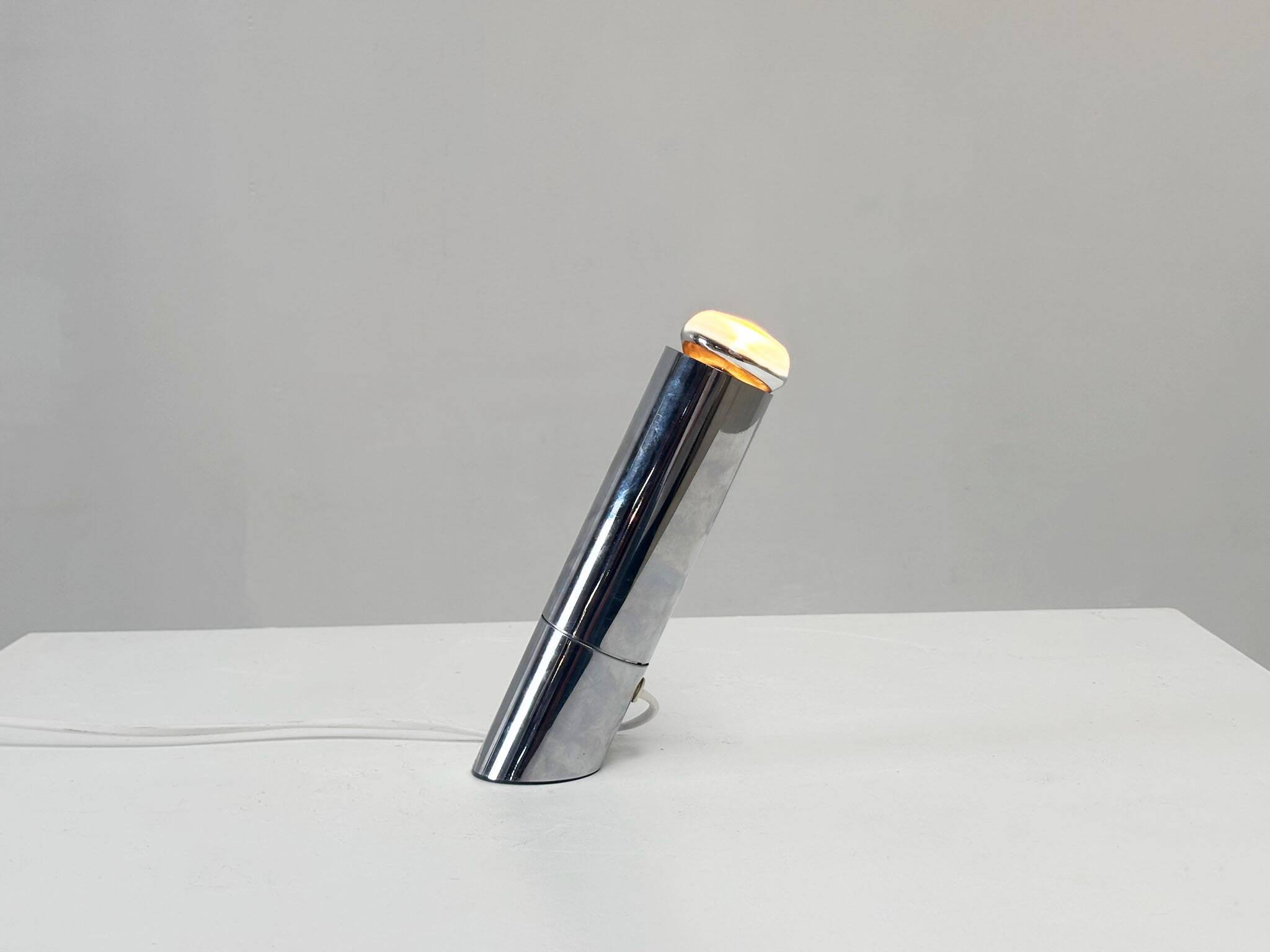 Lampe de table élégante en chrome