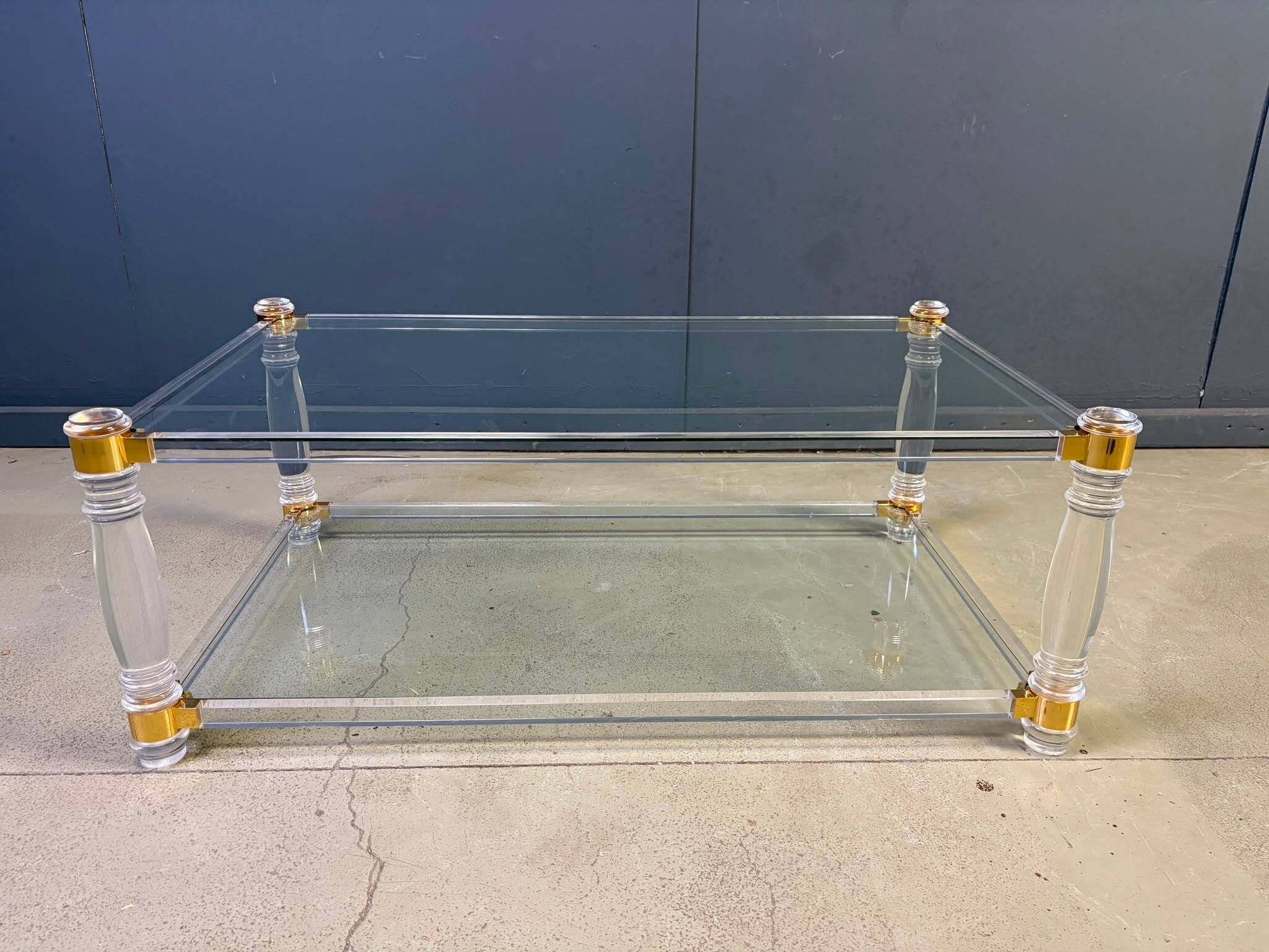Table basse vintage en lucite et laiton, années 1970