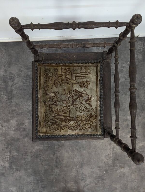 Tabouret de coin avec tapisserie aux petits points