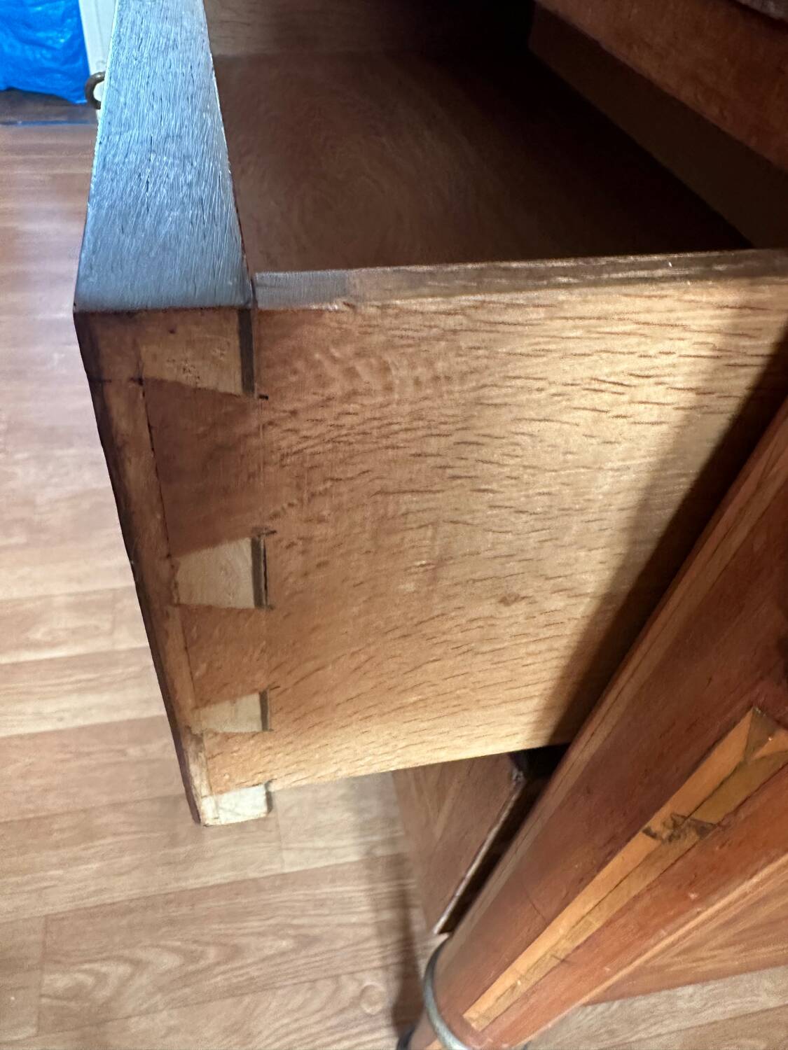 Louis XVI style chest of drawers, spinning top legs - transition style marquetry