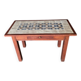 Table en bois avec céramiques faites main