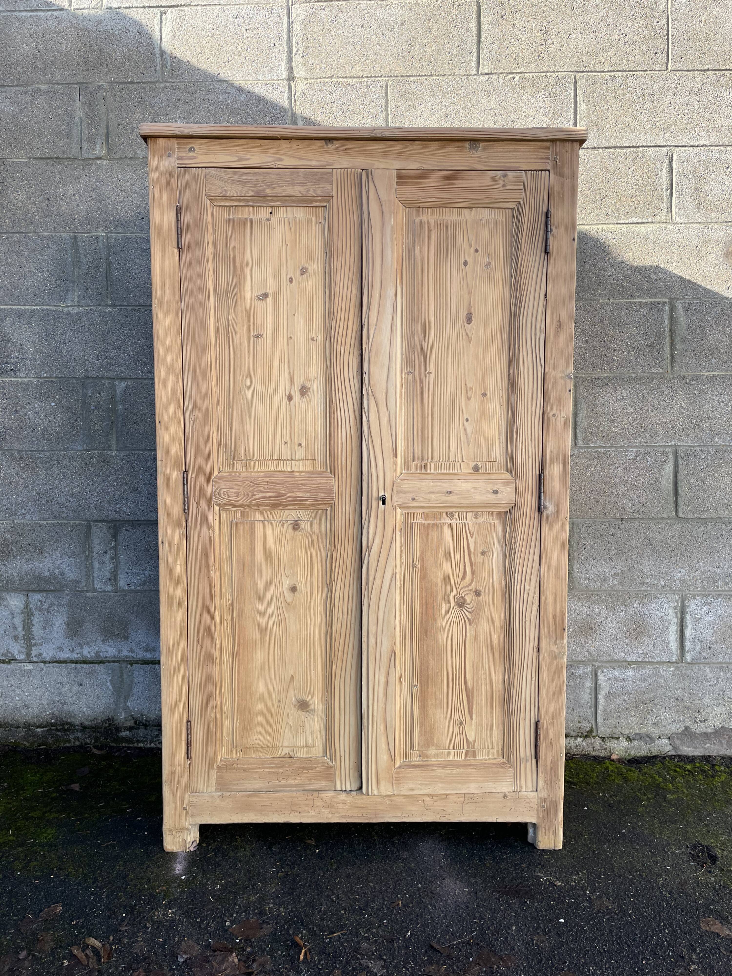 Armoire parisienne ancienne