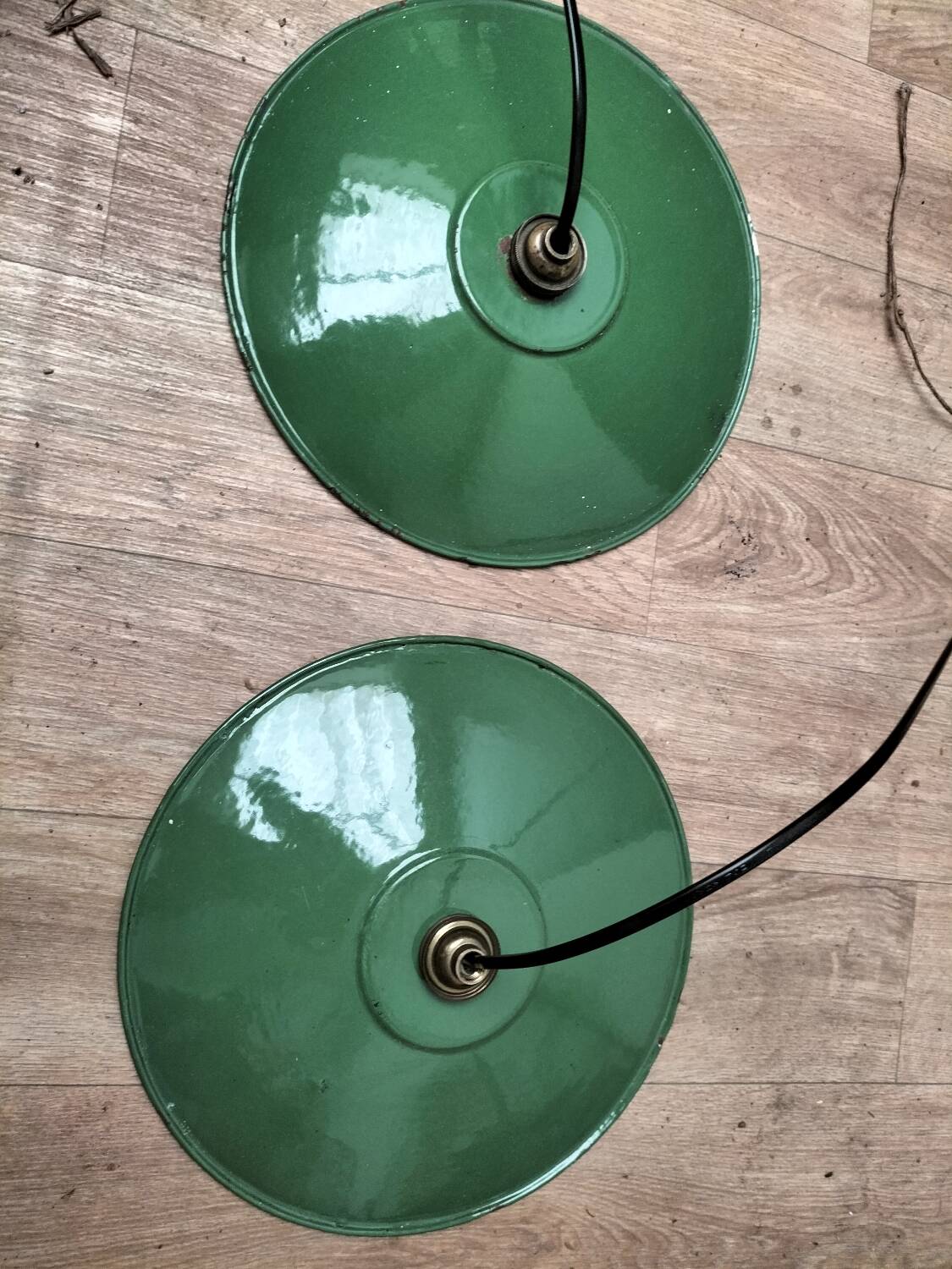 2 enamelled sheet metal suspensions