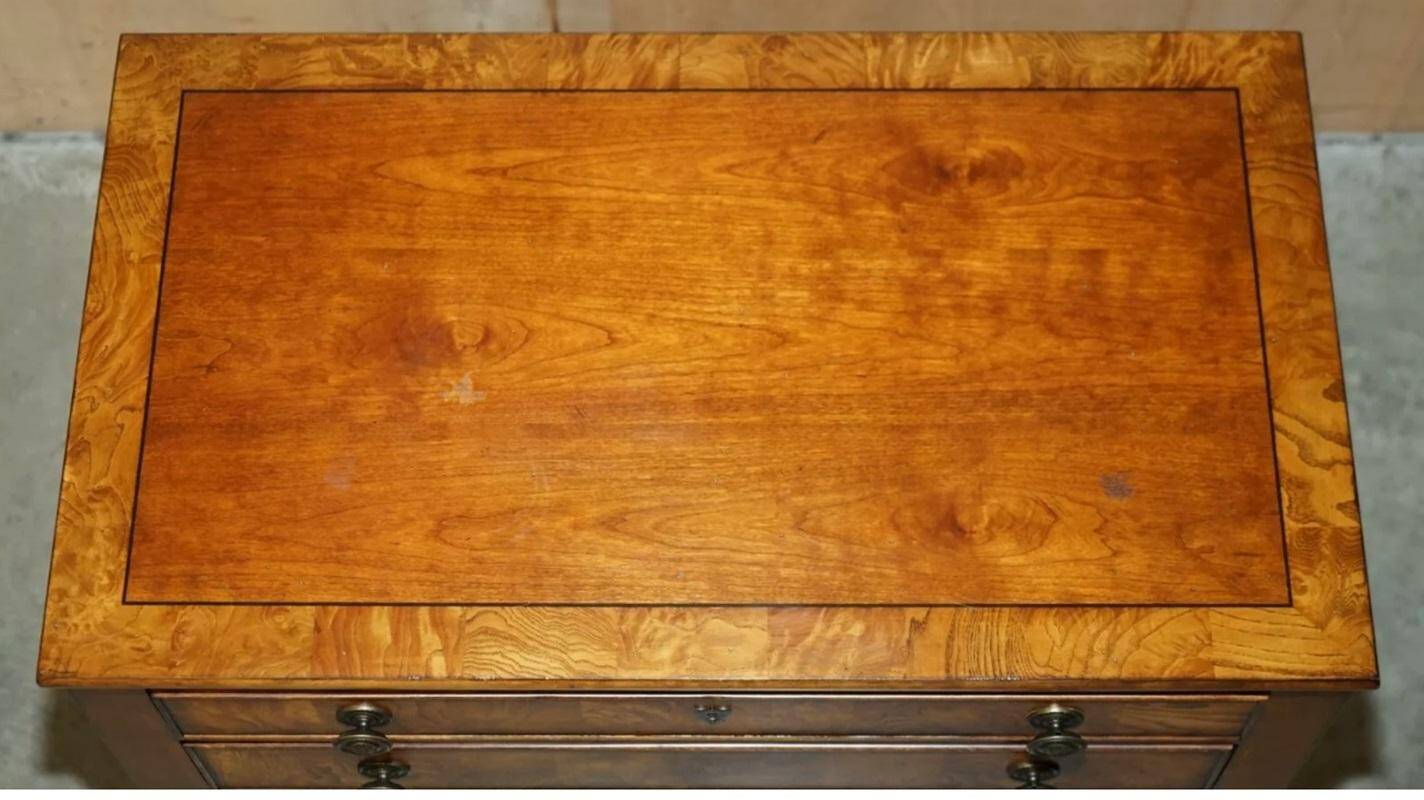 Paire de buffets vintage néoclassique en bois de ronce de chêne