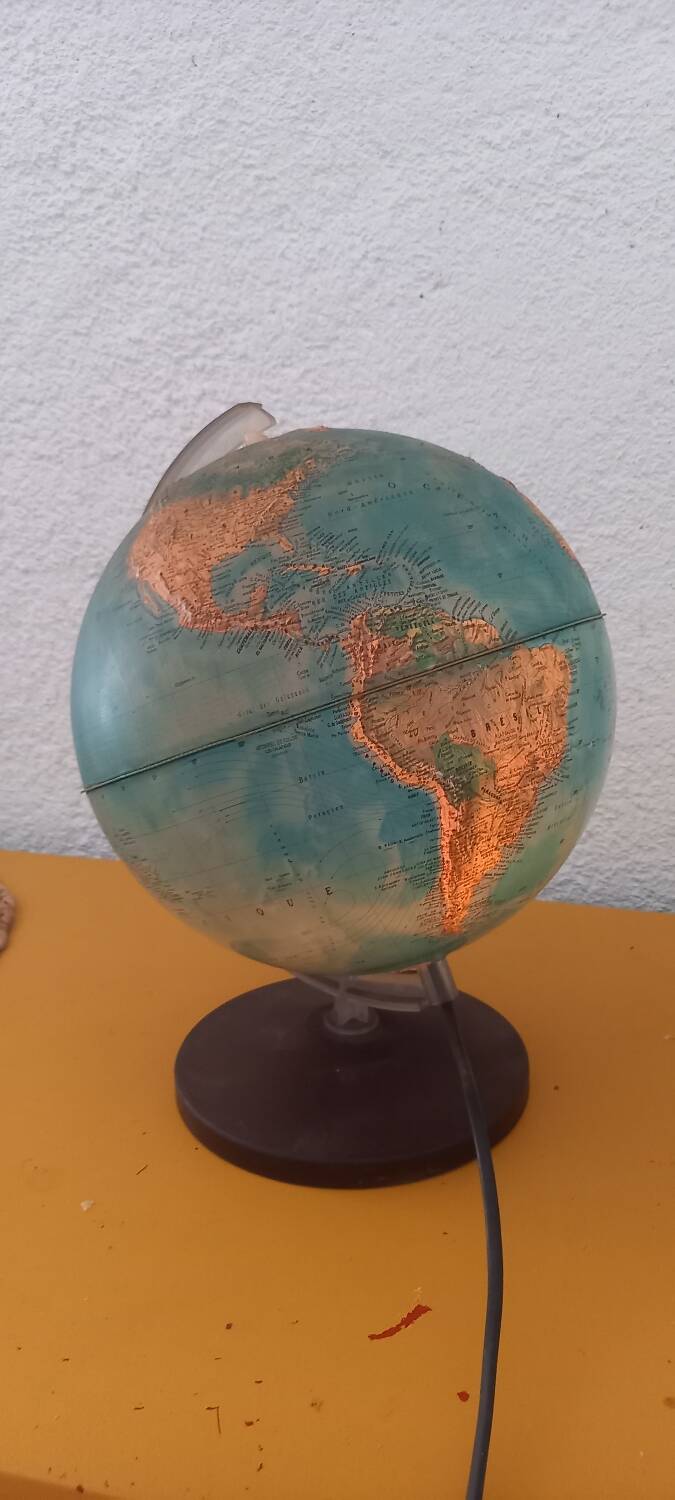 Globe terrestre en métal