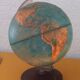 Globe terrestre en métal