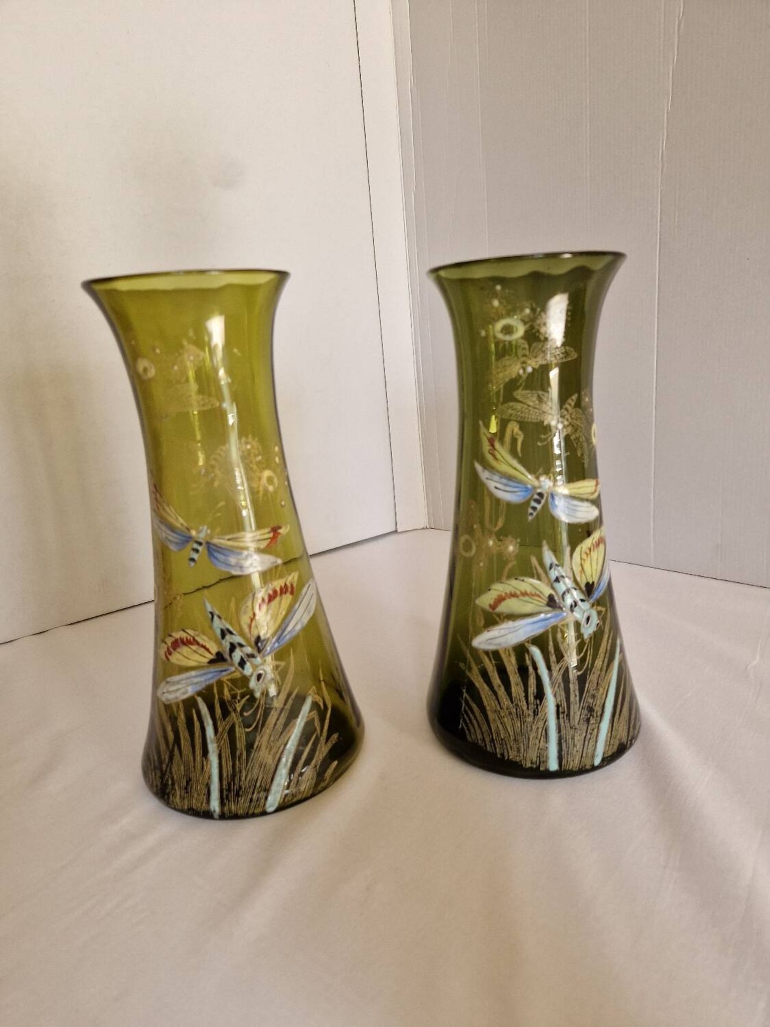 Paire de vases en verre émaillé avec libellule, attribués à Legras