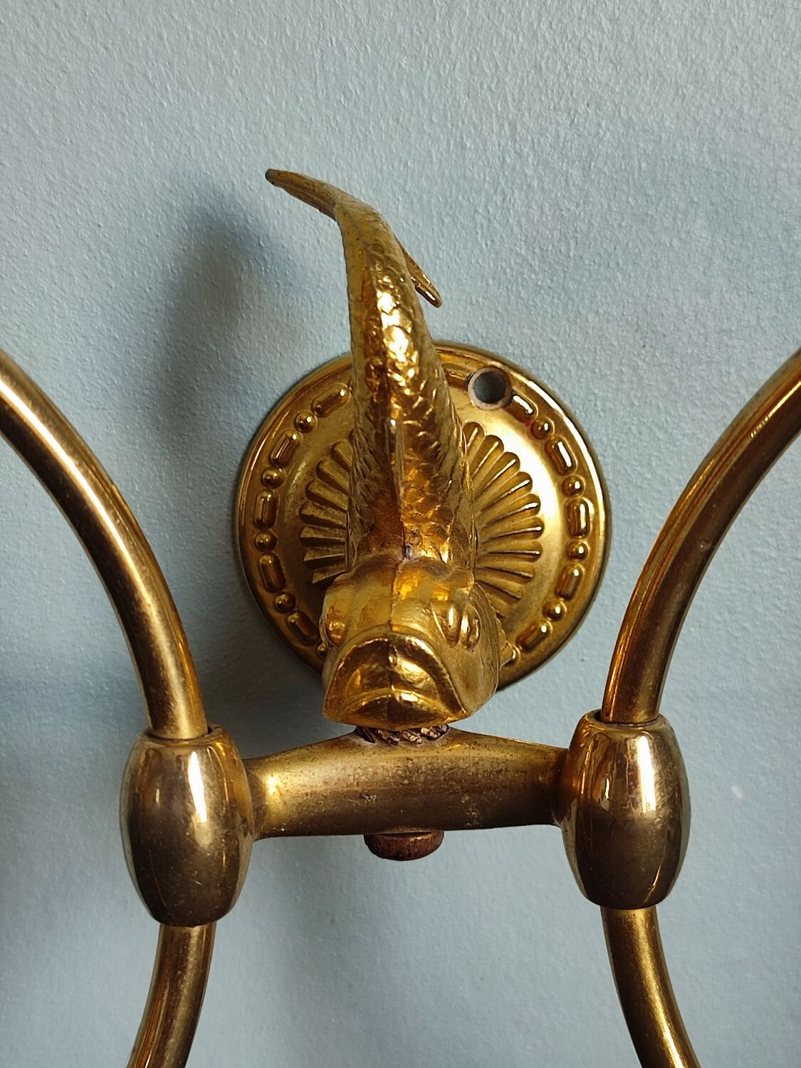Ensemble de salle de bain doré en forme de poisson vintage.