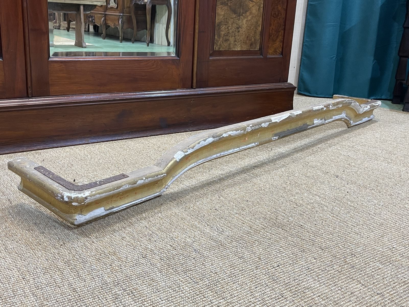 Gilded wooden cantonnière of the nineteenth century