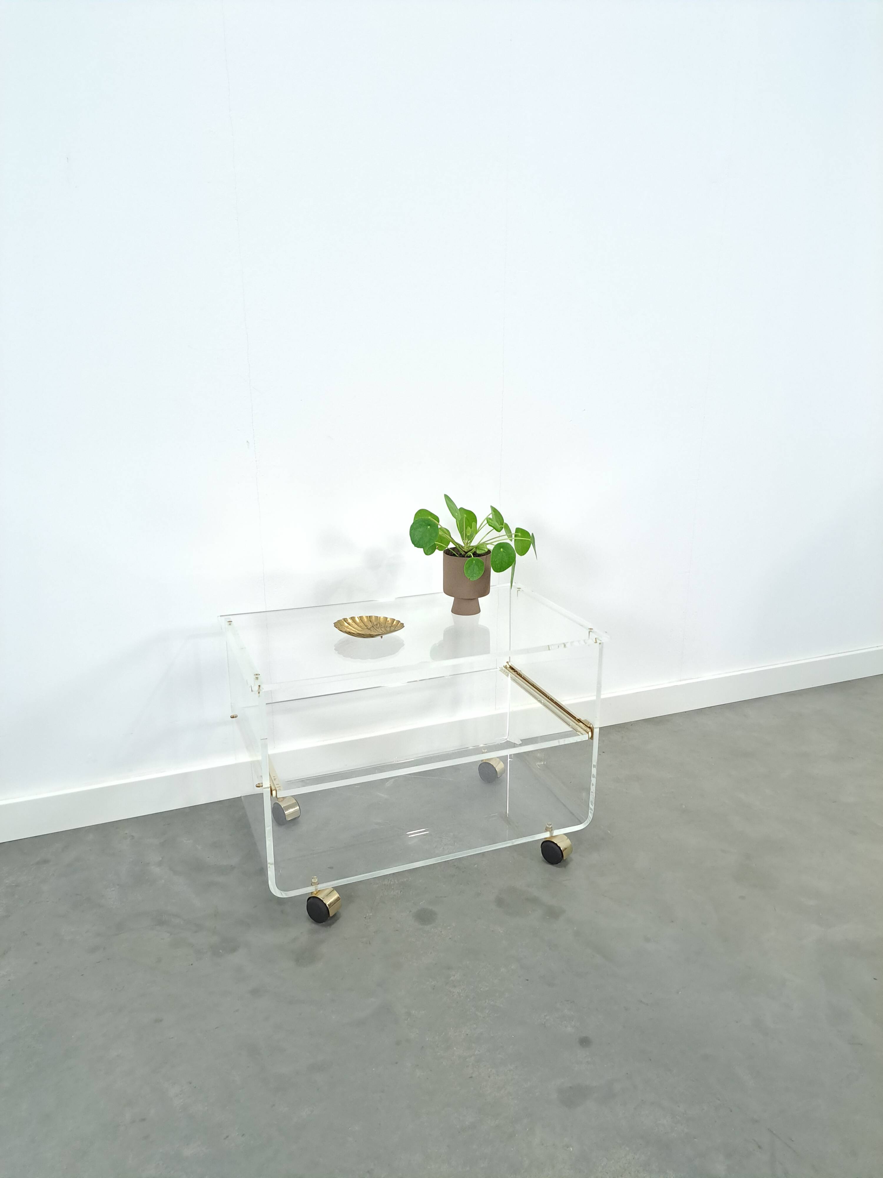 Space age plexiglas trolley met messing