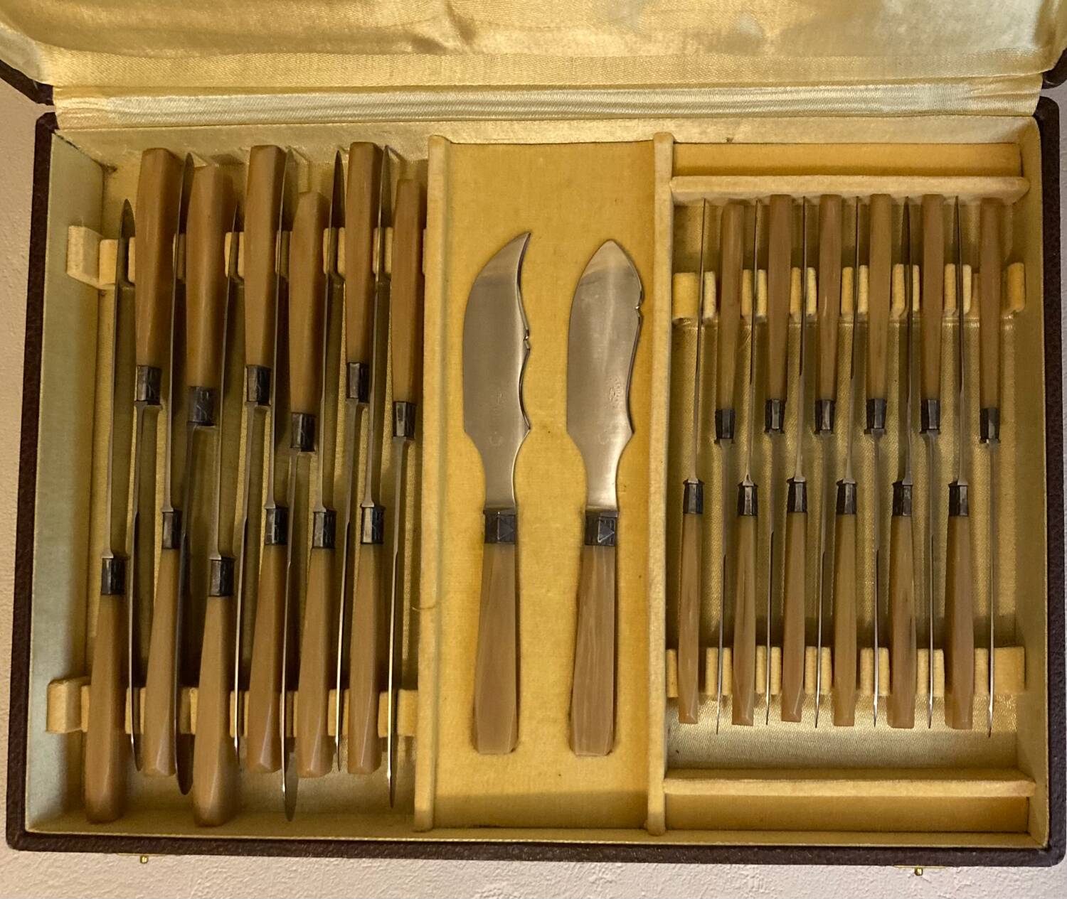 Coffret complet de couverts de table à découper, viroles Art Déco, manches bakélite, lames acier inoxydable