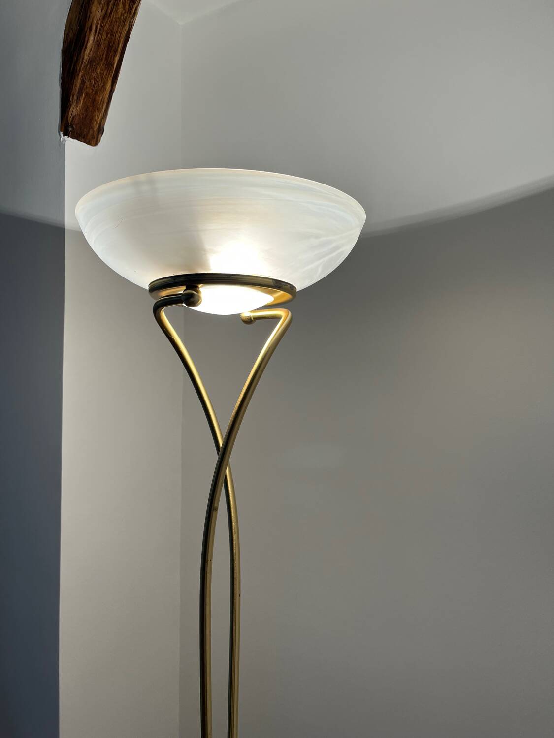 Vintage Italian floor lamp from 1983 in gilded brass and opaline glass – halogen