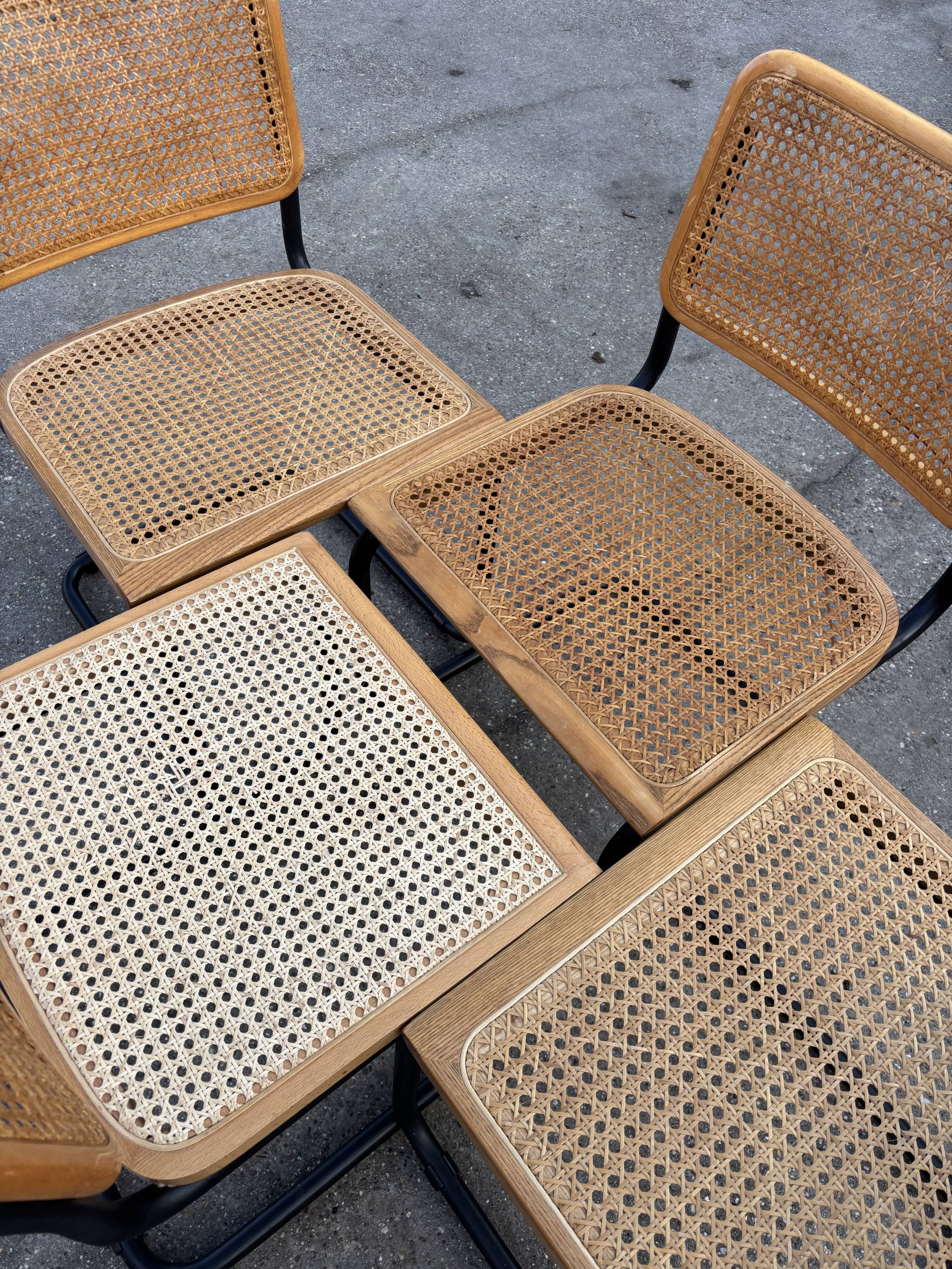 Ensemble de 4 chaises Cesca B32 conçues par Marcel Breuer, cadre noir.