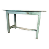 Old workbench eats standing