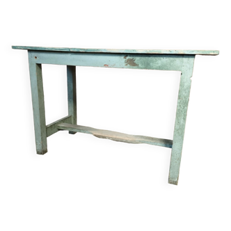 Old workbench eats standing