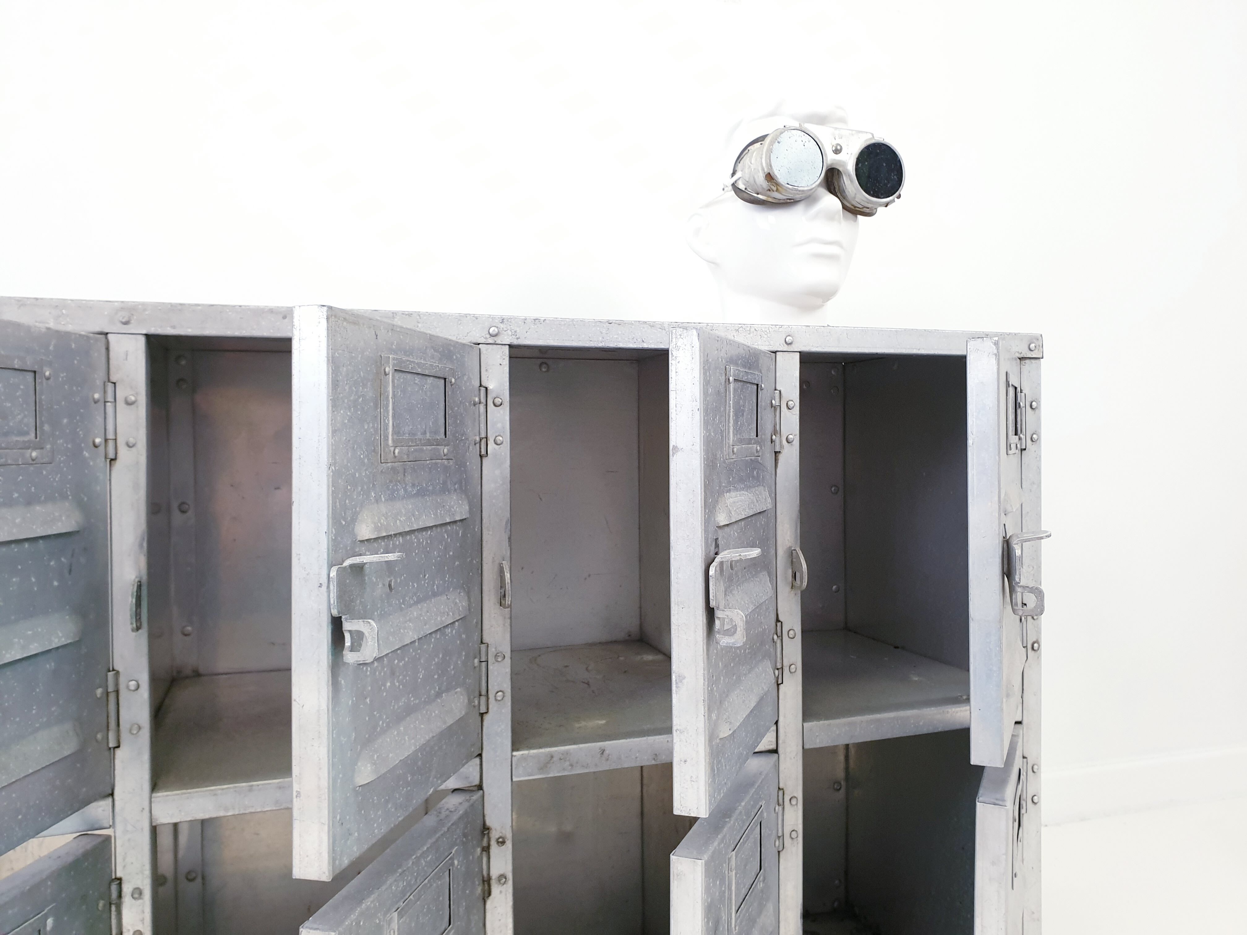 Industrial furnishings in riveted aluminium