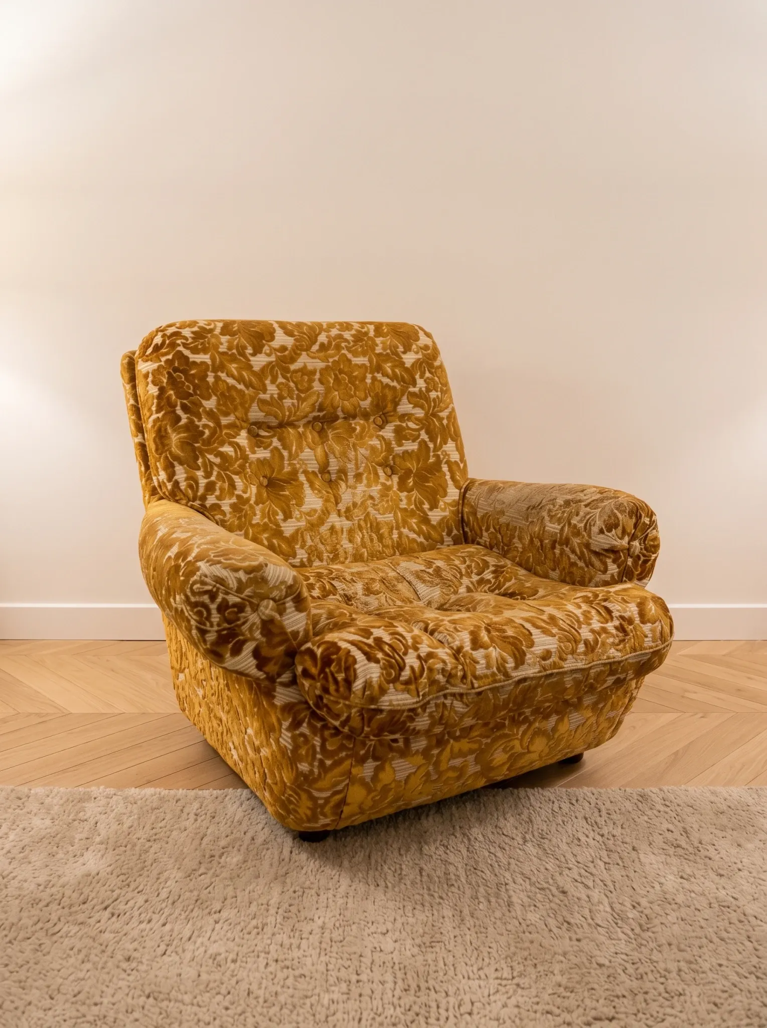 Fauteuil en velours doré, années 70