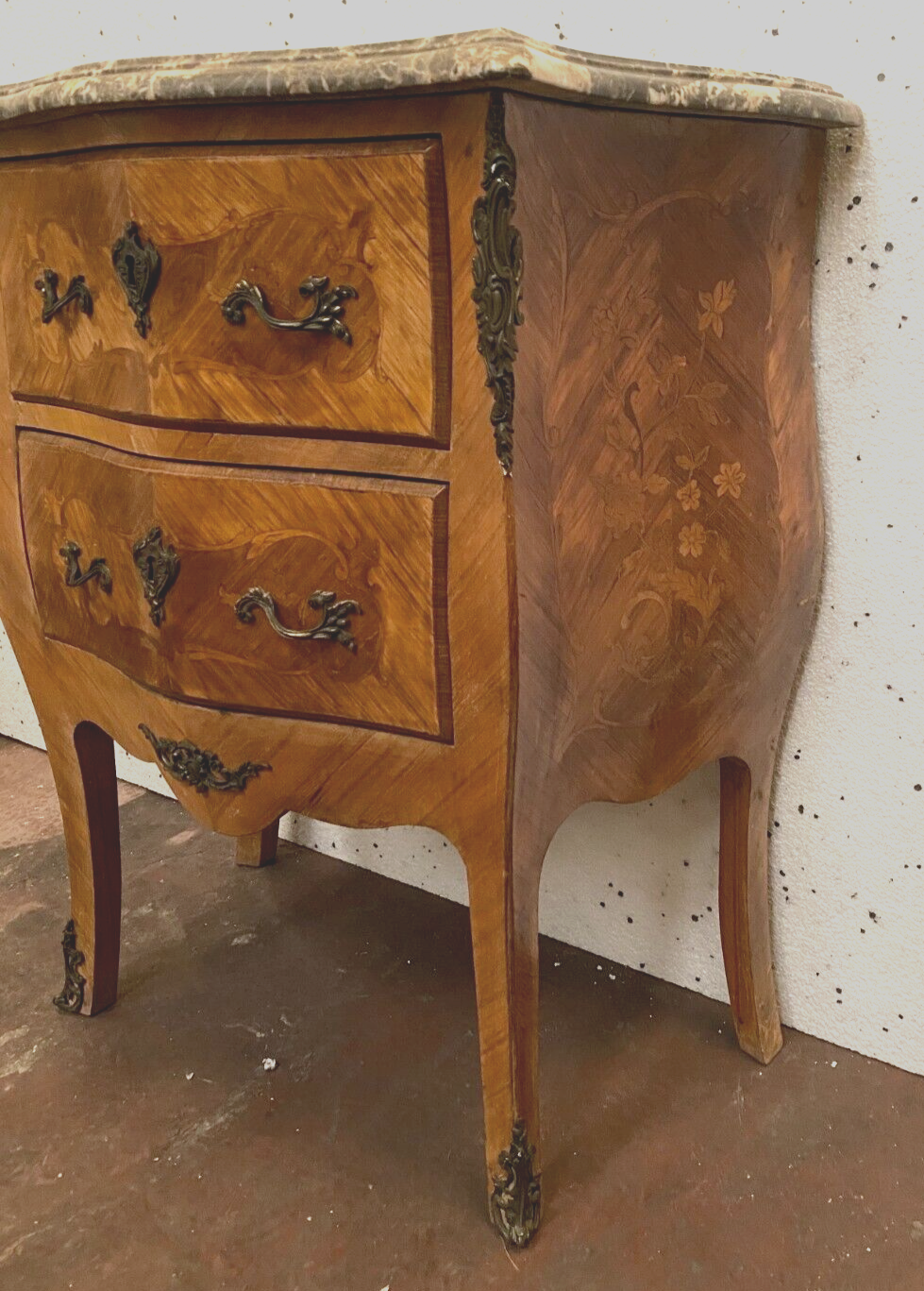 Curved chest of drawers Louis XV style in XX century marquetry