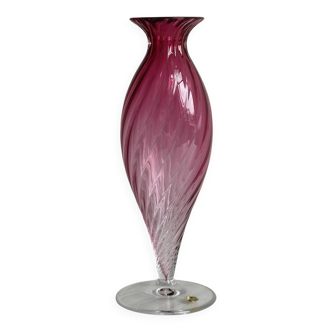 Vase en verre soufflé rose torsadé