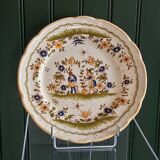 Plate "Reproduction Vieux Moustiers" in very good condition.