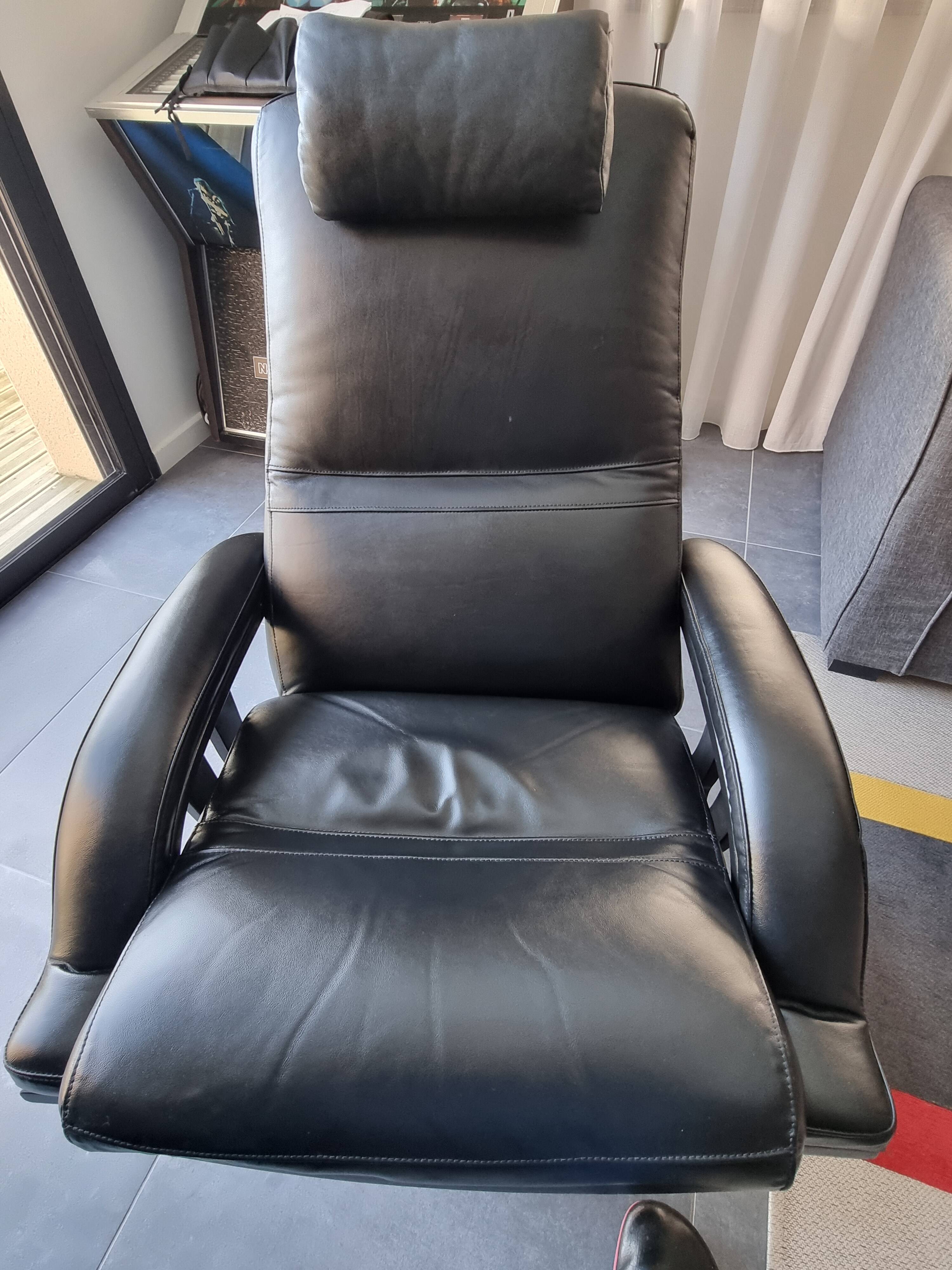 2 leather armchairs from Roche Bobois