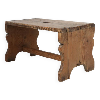 Tabouret rustique français en bois avec une belle patine, ca. 1900