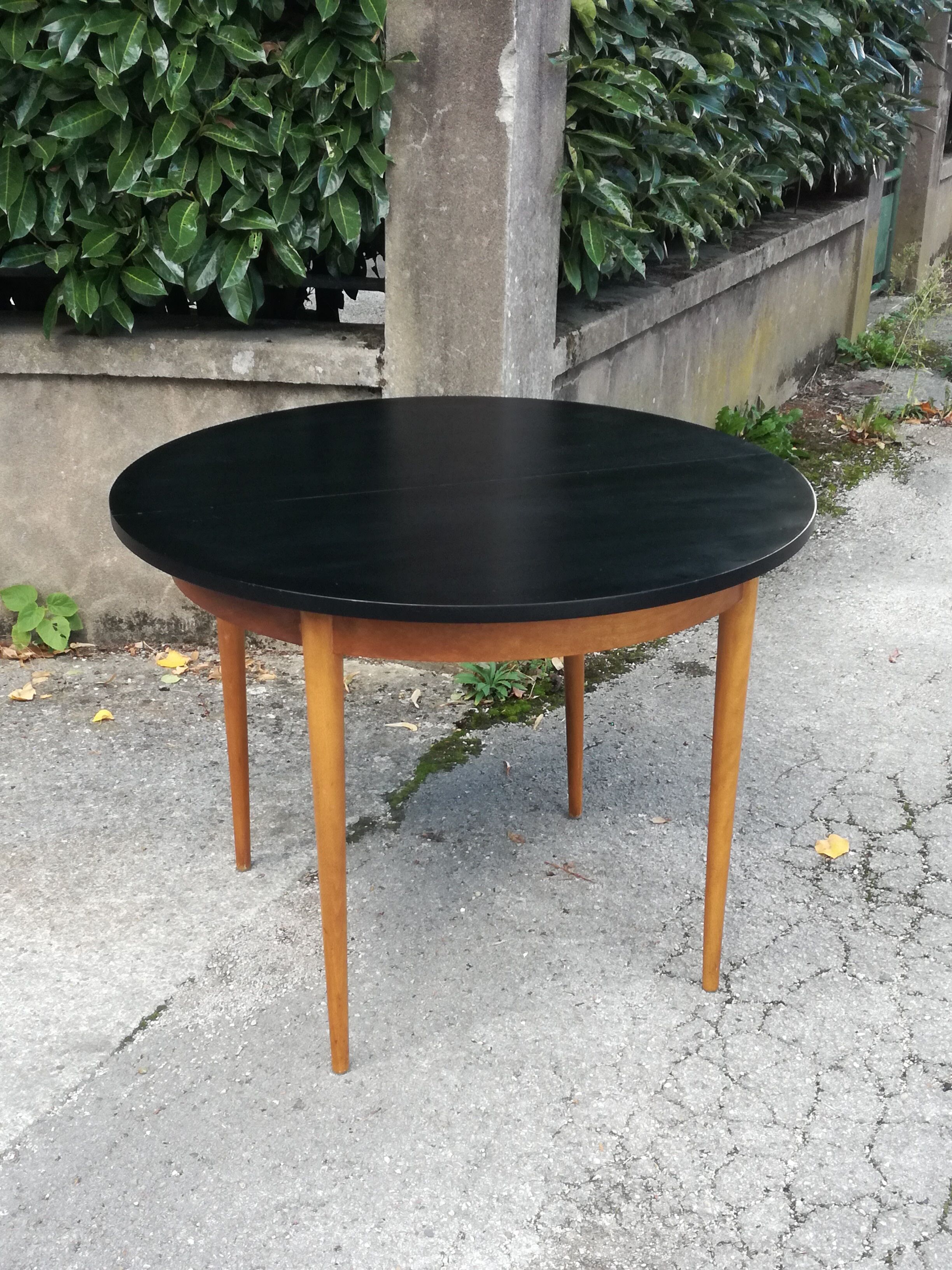 Expandable round dining table 2m46