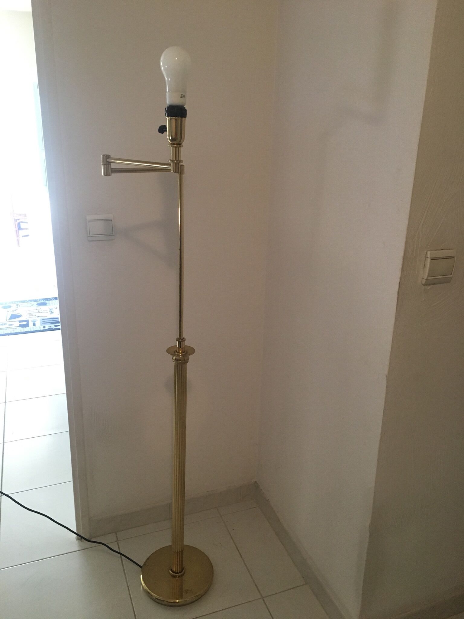 Vintage reader lamppost