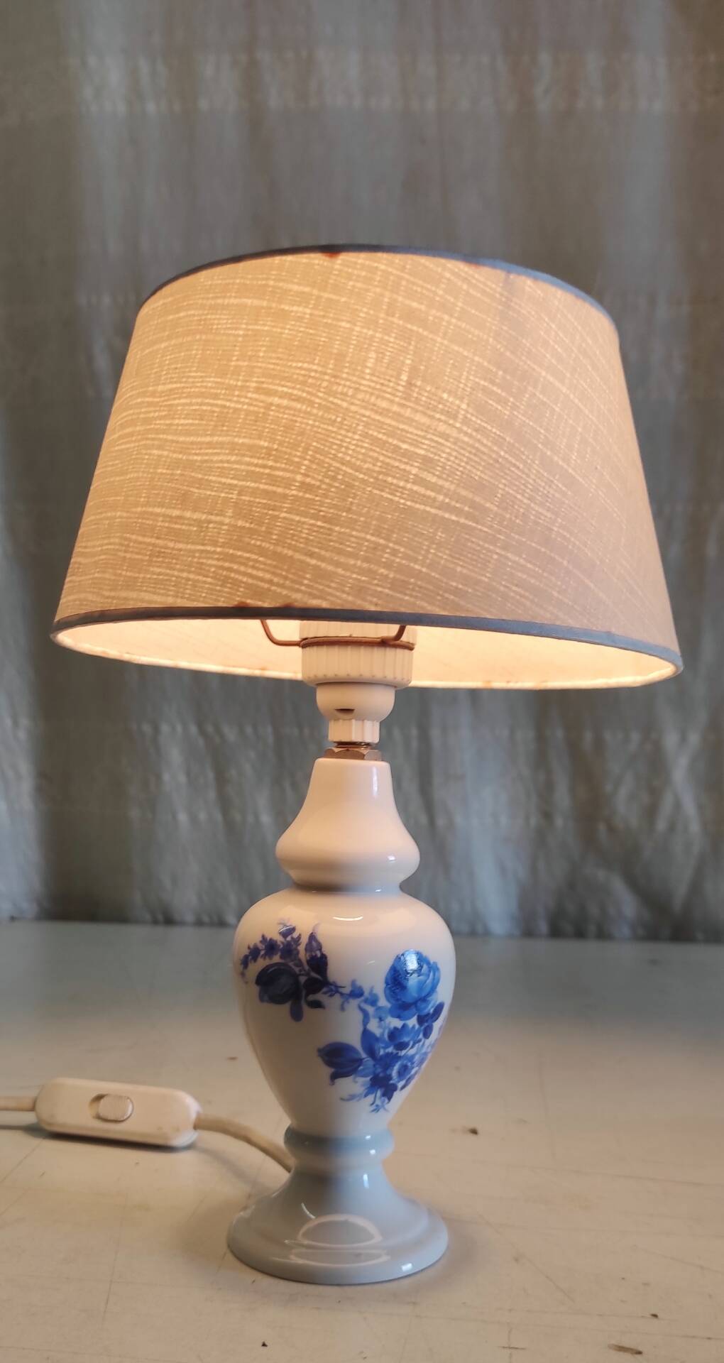 Table lamp in porcelain with painted floral decoration - mid 20th century