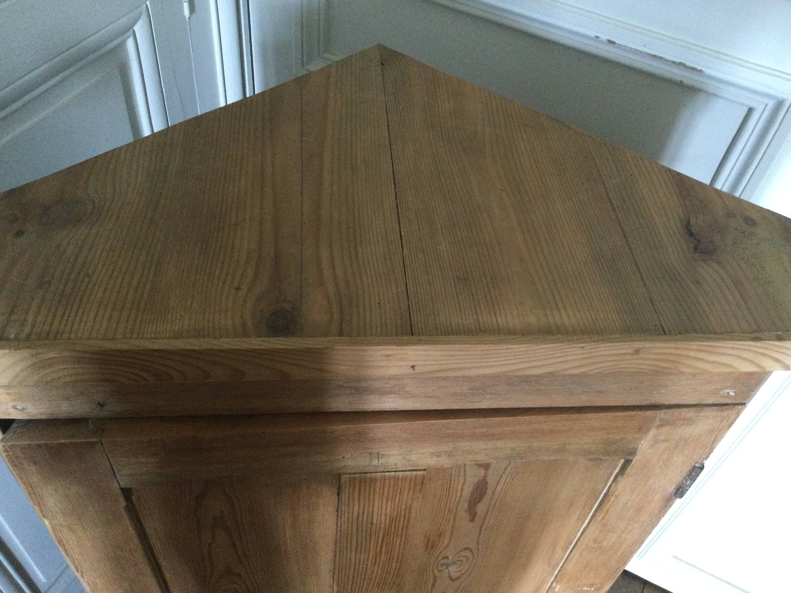 Antique corner cabinet with 1 door