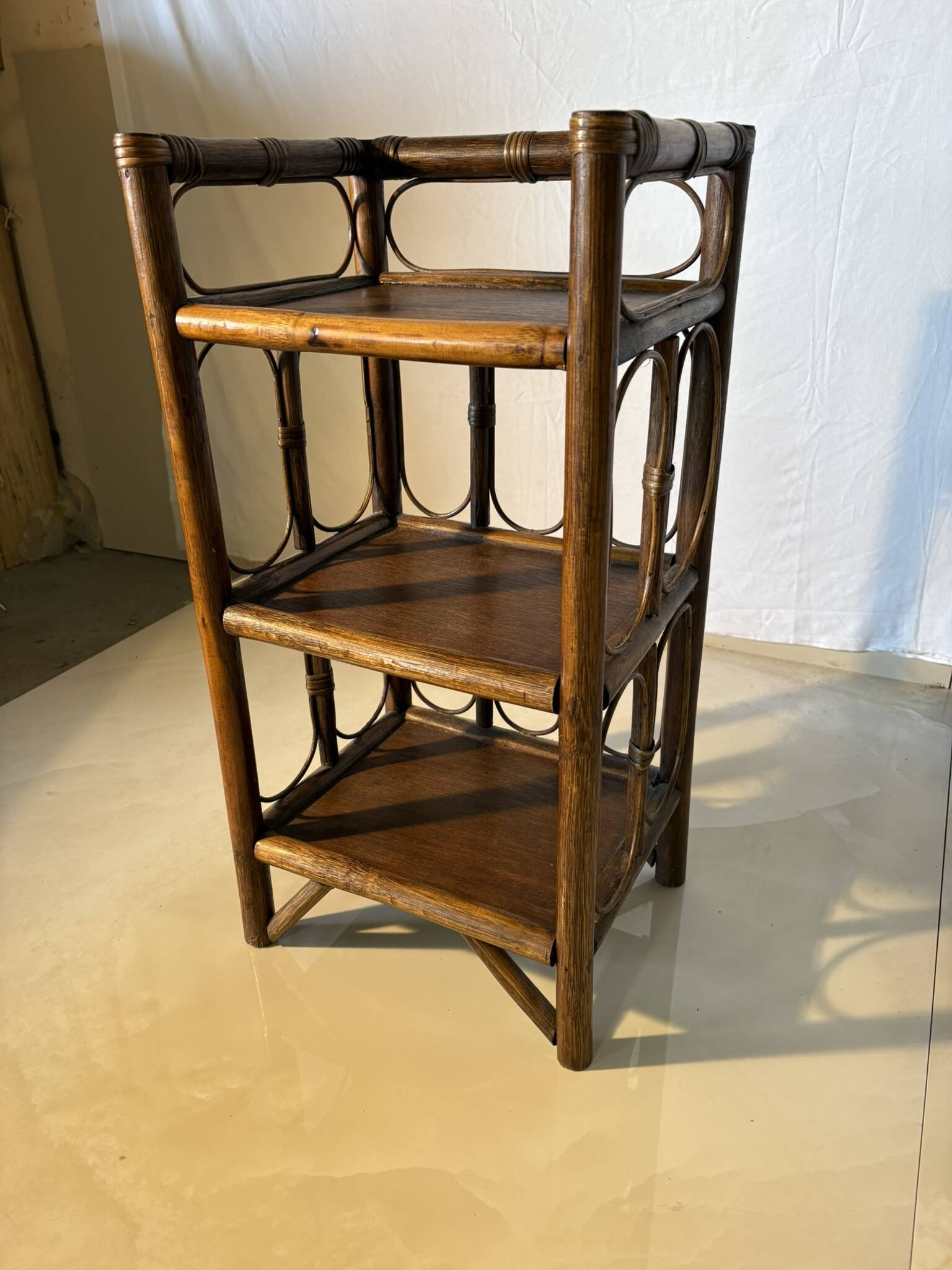 Étagère vintage en rotin et bois foncé à trois niveaux