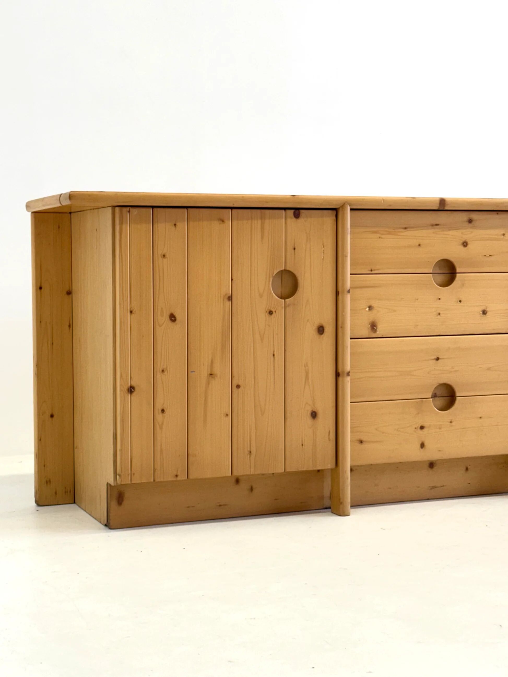 Buffet en pin par Charlotte Perriand pour Les Arcs