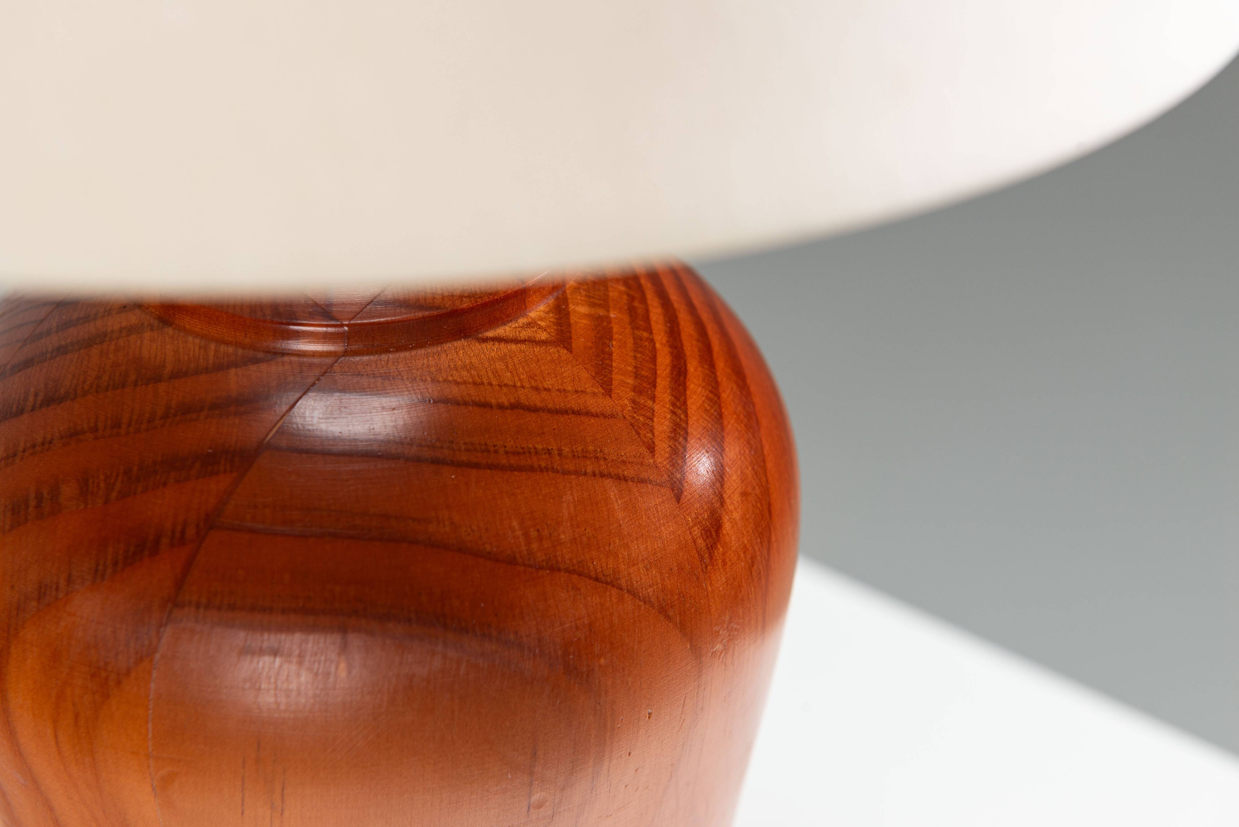 Lampe de table en bois massif avec abat-jour conique