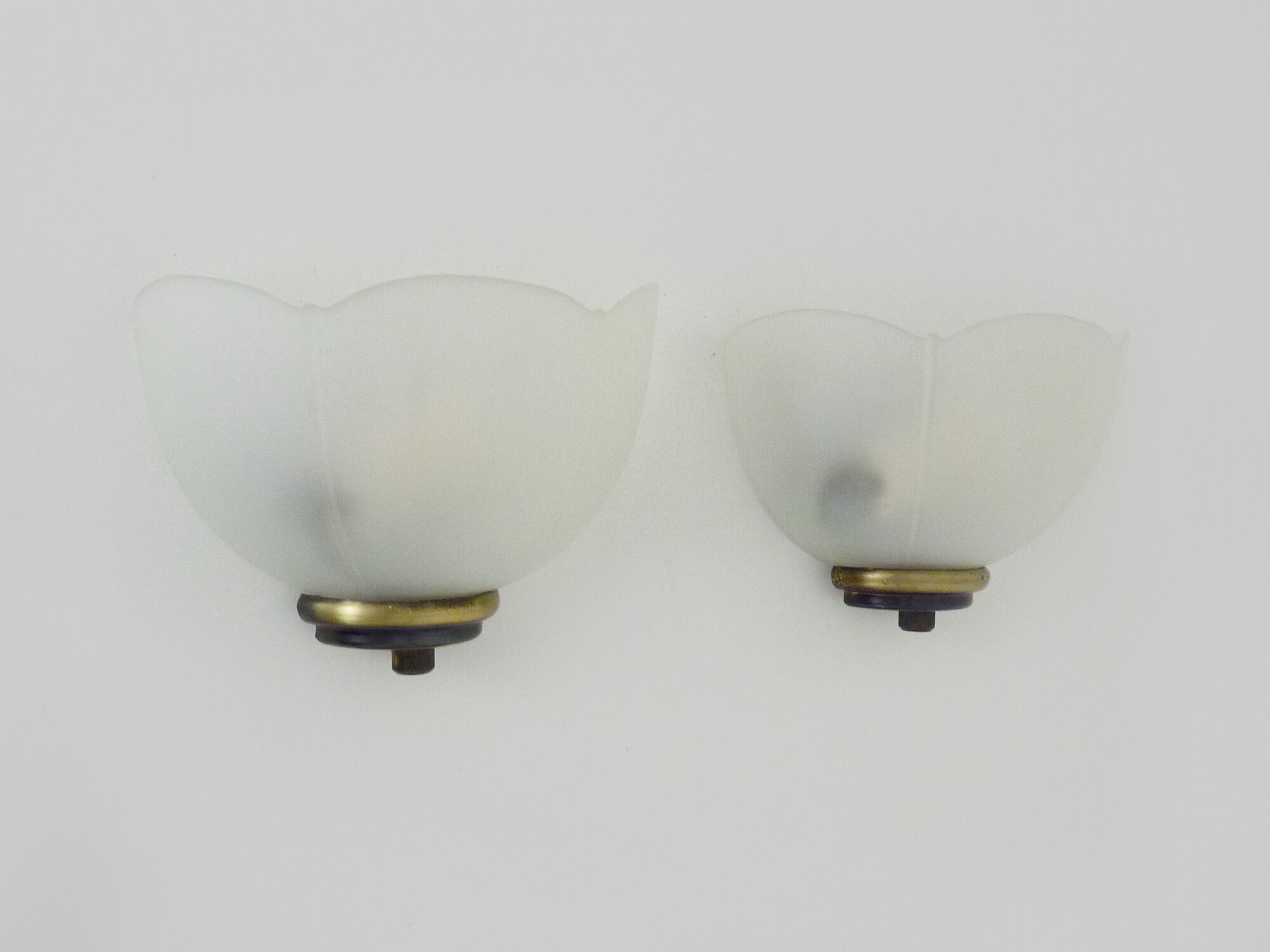 Pair of Vianne wall sconces in gilded metal and white shell-style glass