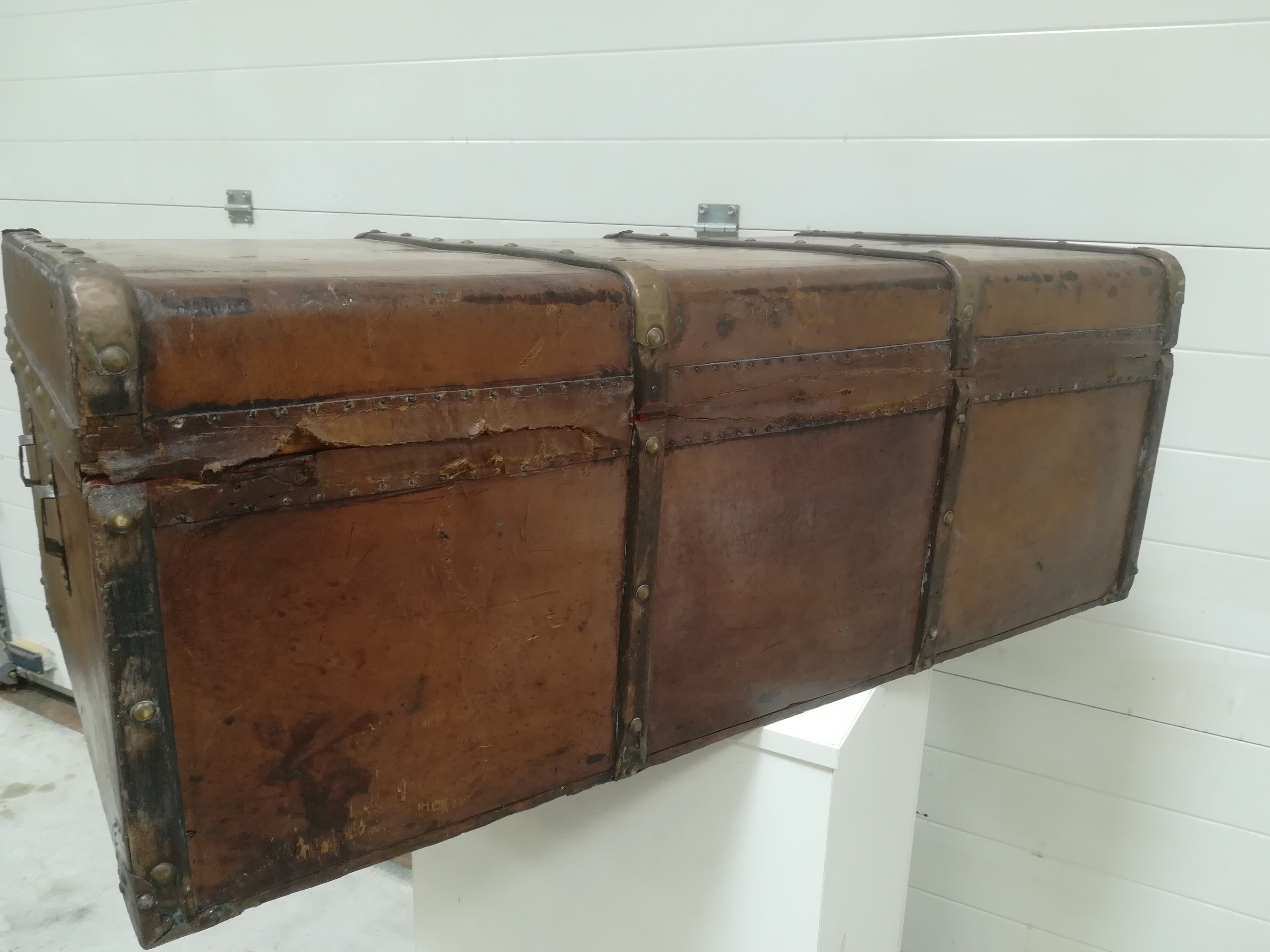 Former trunk Tan Leather