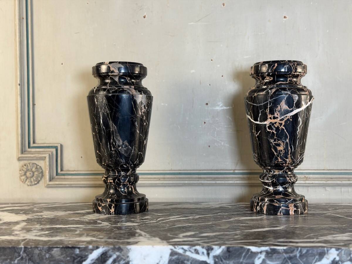 Paire de vases en marbre Portor, vers 1920