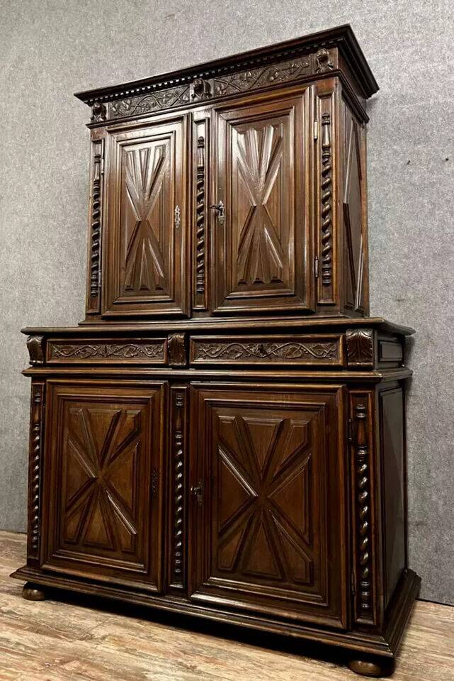 Louis XIII period carved sideboard in solid walnut circa 1680