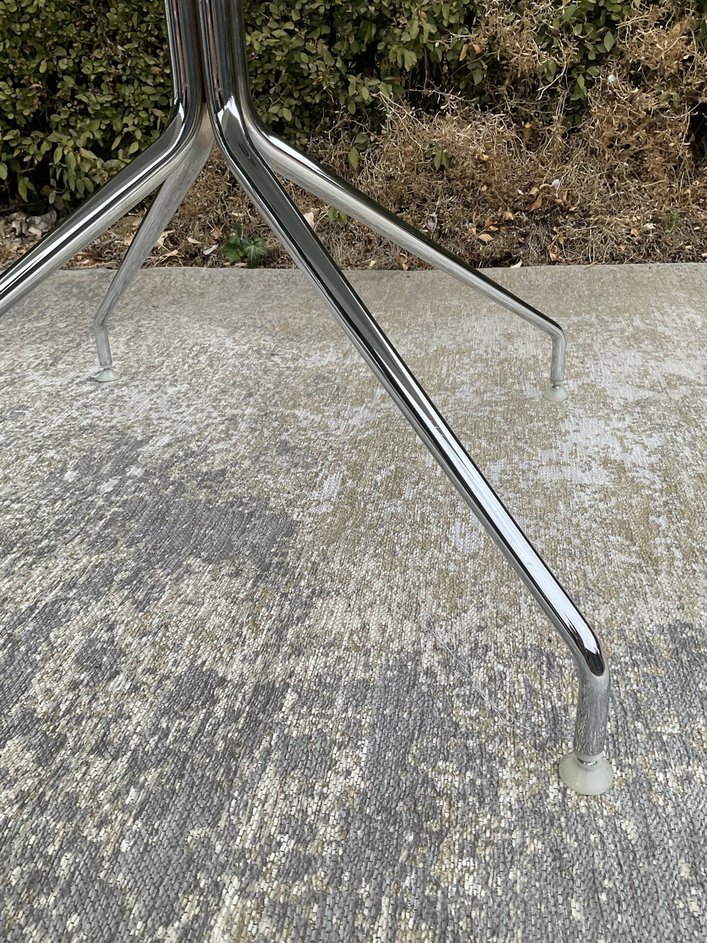 Chaise pivotante Catifa édition Arper par Lievore Alther