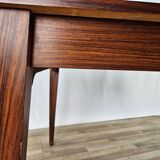 Extendable table in laminate