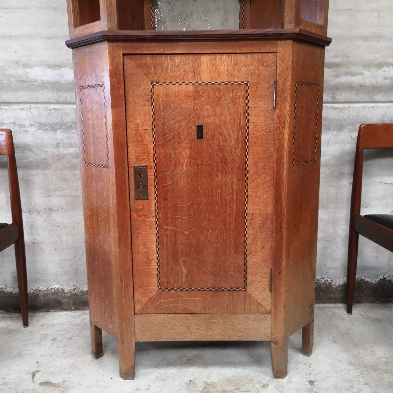 Corner cabinet oak art craft art nouveau 1920