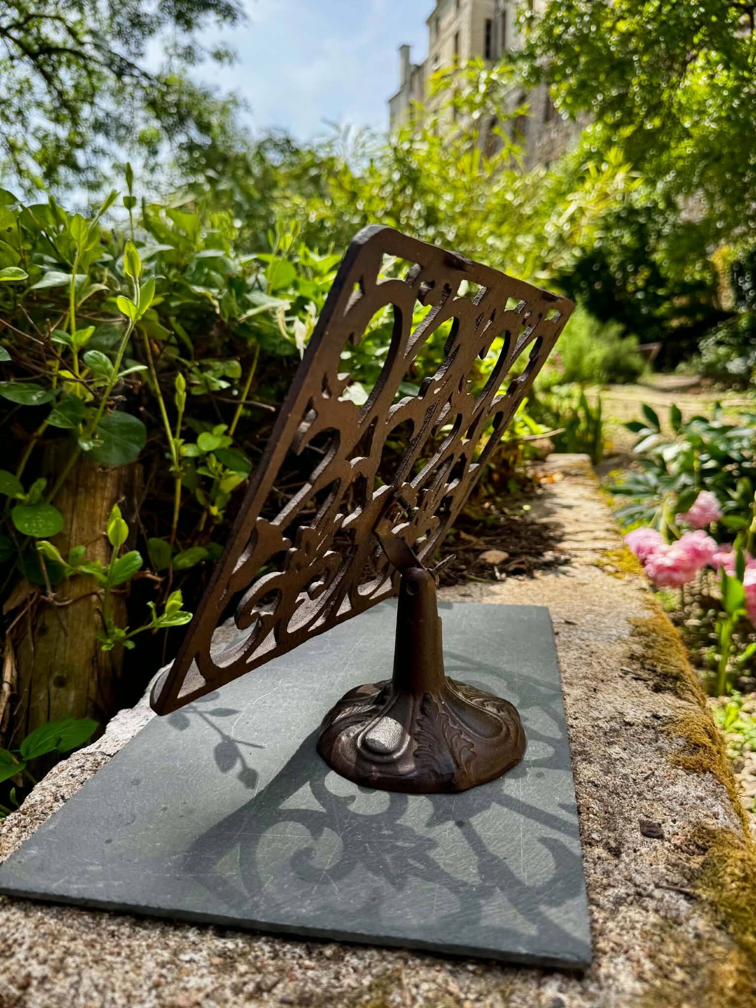 Porte revues lutrin en fer forgé Art Nouveau