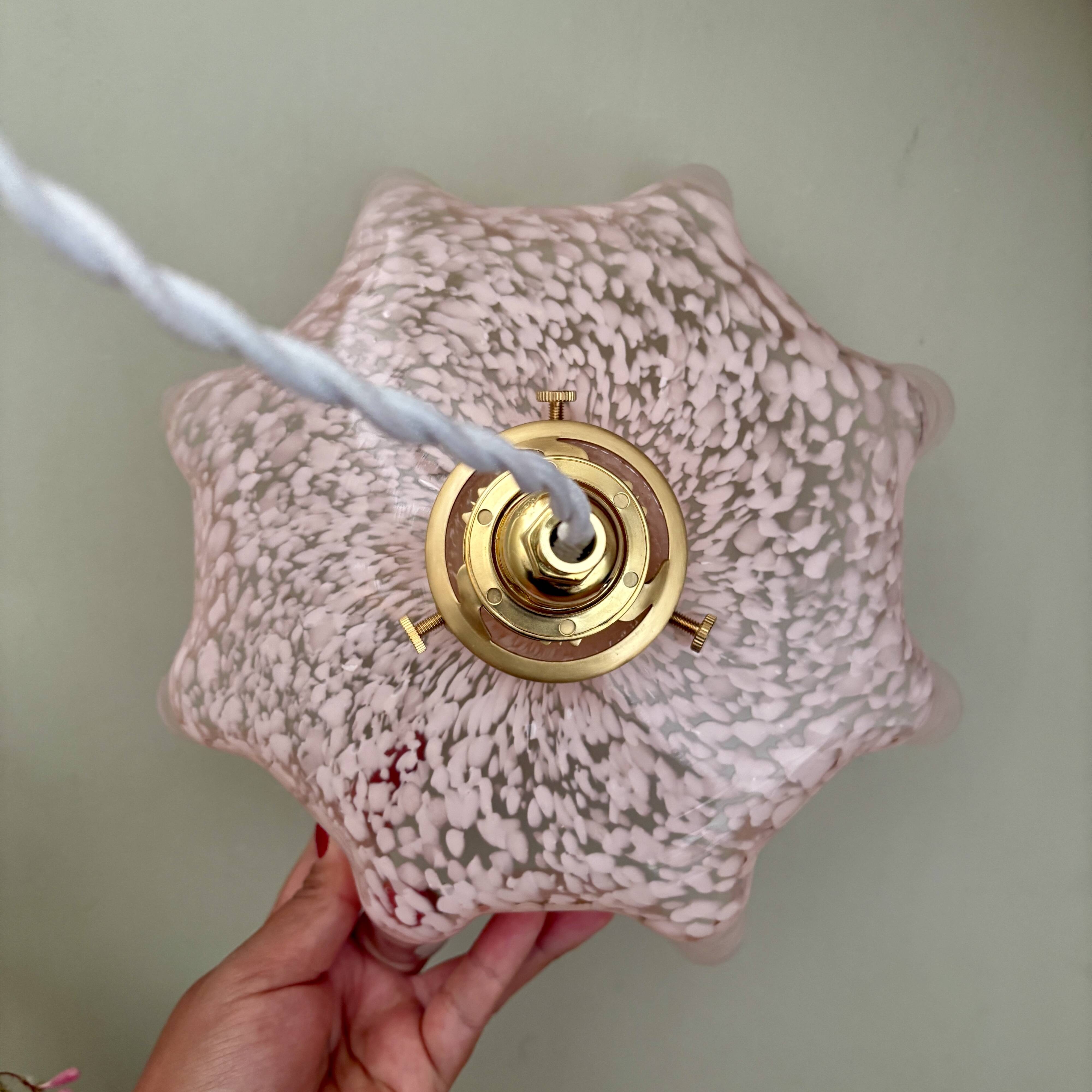 Suspension, abat-jour ancien en verre de Clichy rose