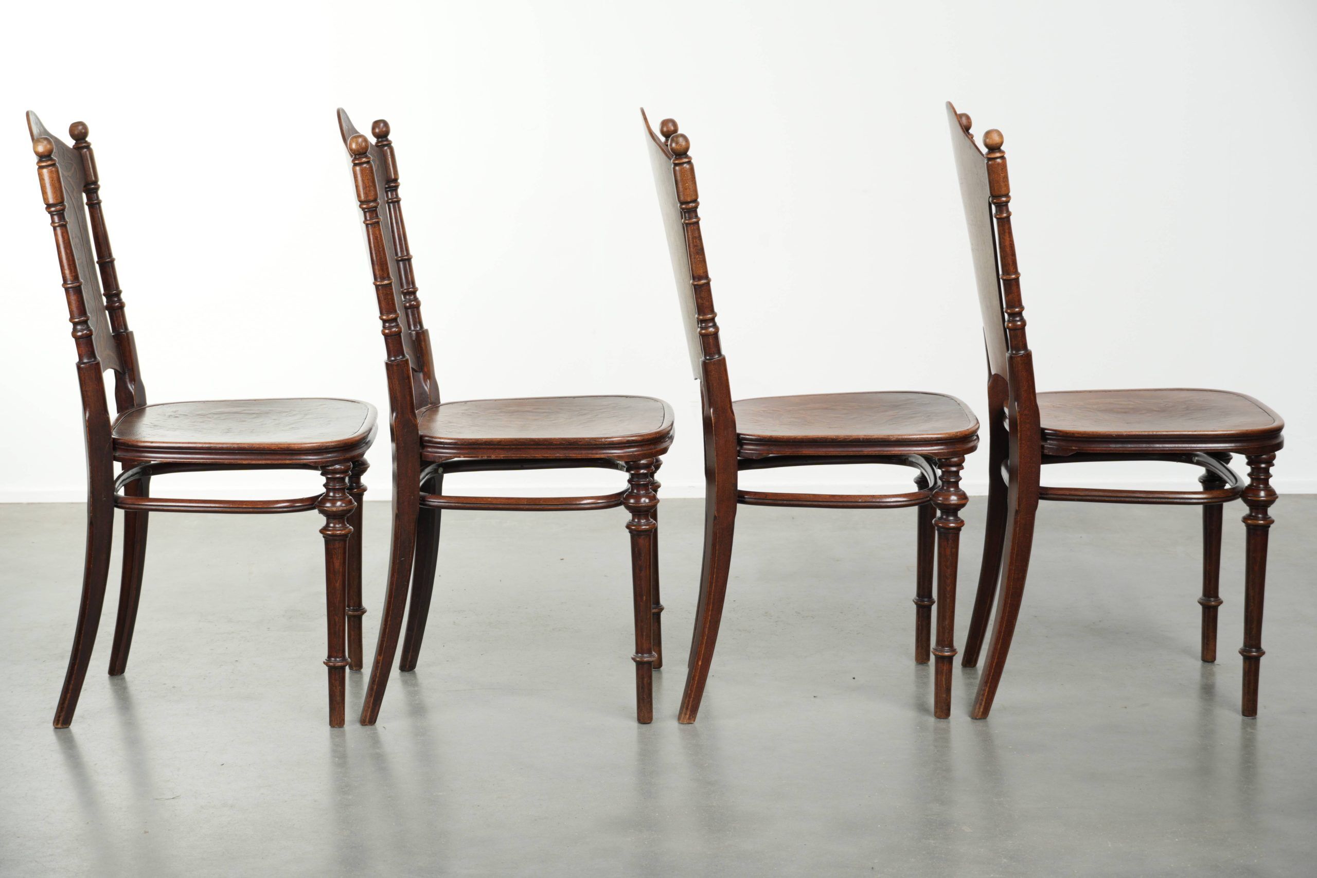 Ensemble de quatre chaises de bistro antiques de la fin du 19e/début du 20e siècle.