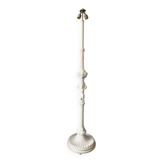 Lampadaire ancien en bois peint et gesso avec chérubin